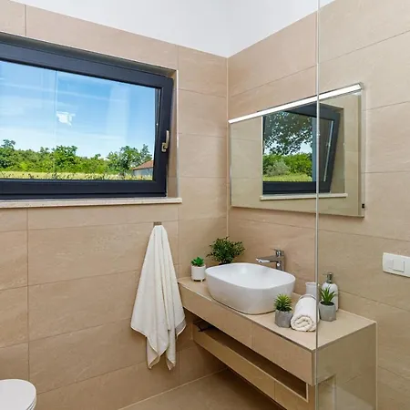 Contemporary Villa Anamari With Heated Pool *