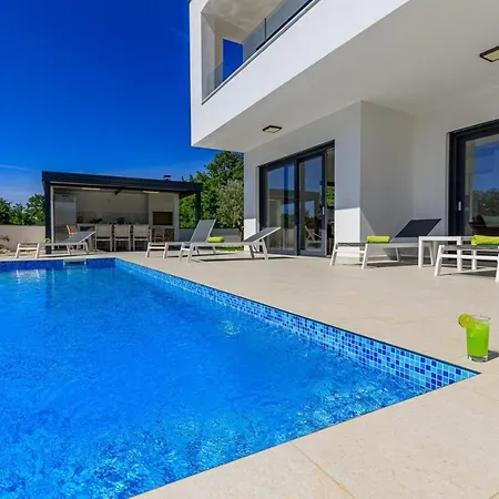 Contemporary Villa Anamari With Heated Pool Vila *