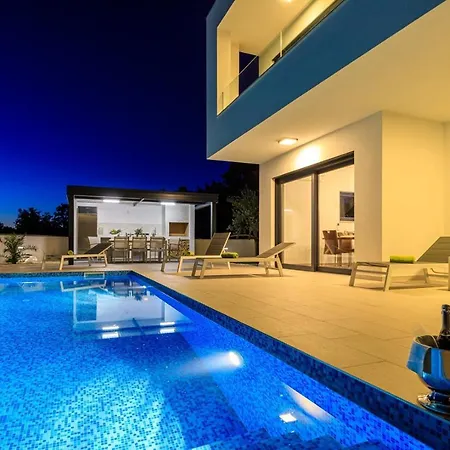 Vila Contemporary Villa Anamari With Heated Pool
