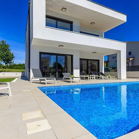 Contemporary Villa Anamari With Heated Pool Vila Poreč