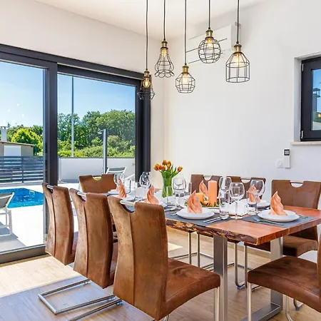 Contemporary Villa Anamari With Heated Pool Vila *