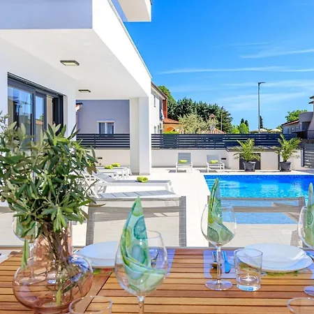 Vila Contemporary Villa Anamari With Heated Pool *