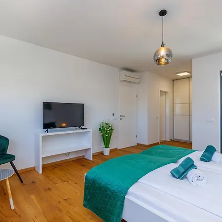 Contemporary Villa Anamari With Heated Pool *