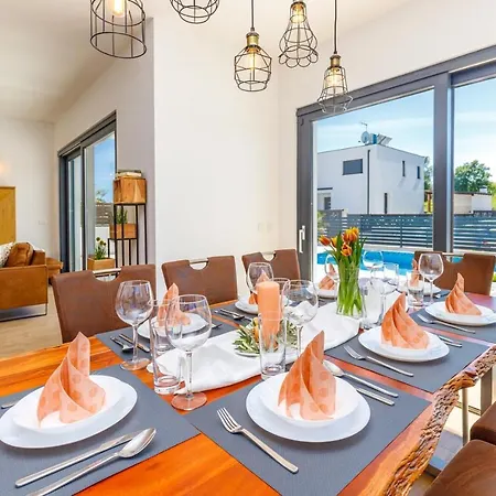 Vila Contemporary Villa Anamari With Heated Pool