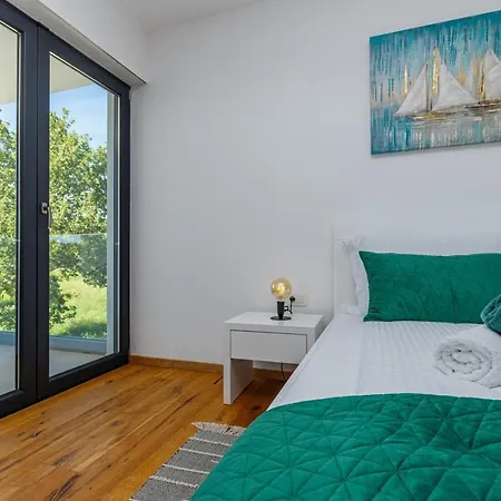 Contemporary Villa Anamari With Heated Pool Vila