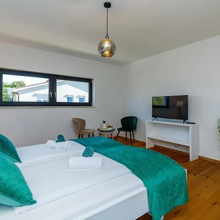 Contemporary Villa Anamari With Heated Pool Vila *