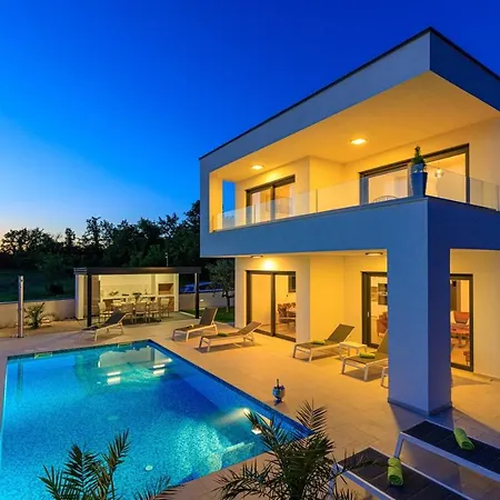 Contemporary Villa Anamari With Heated Pool Vila *