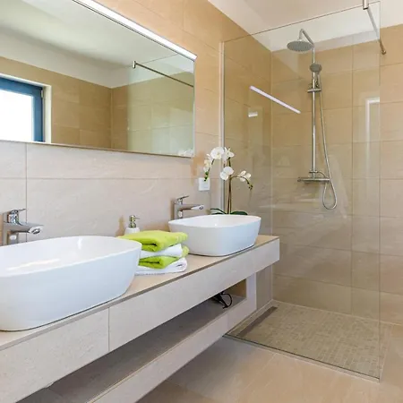 Contemporary Villa Anamari With Heated Pool Vila *